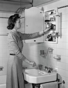 1940s style bathroom