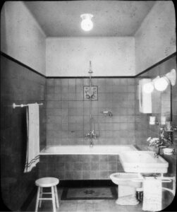 1940s style bathroom