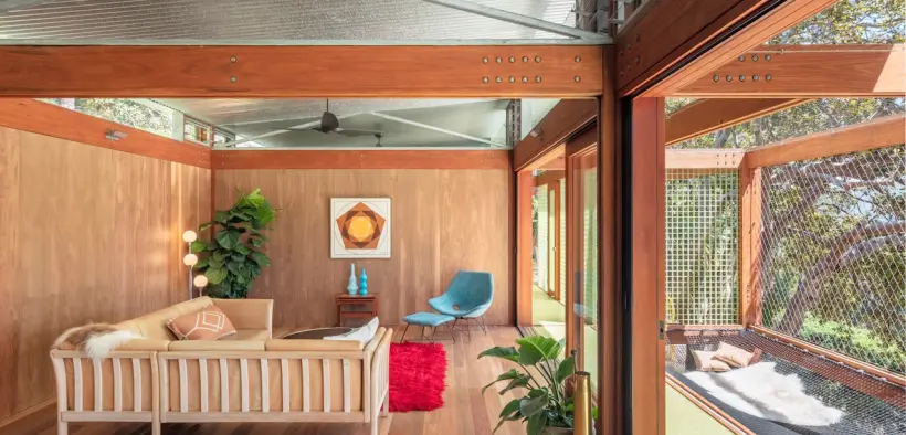 Balmy Palmy House - Living Room