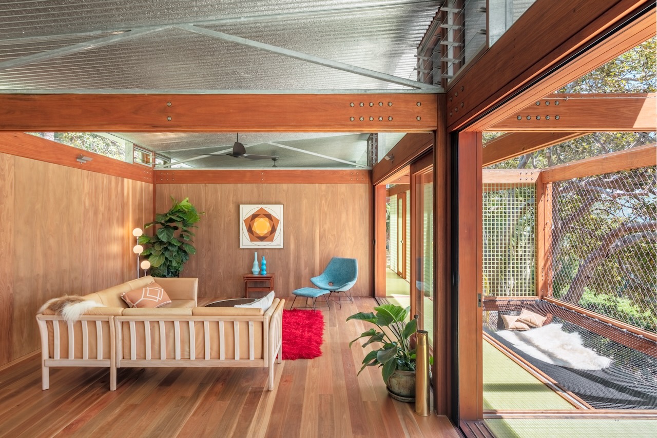 Balmy Palmy House - Living Room